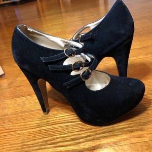 ‼️Black velvet heels‼️